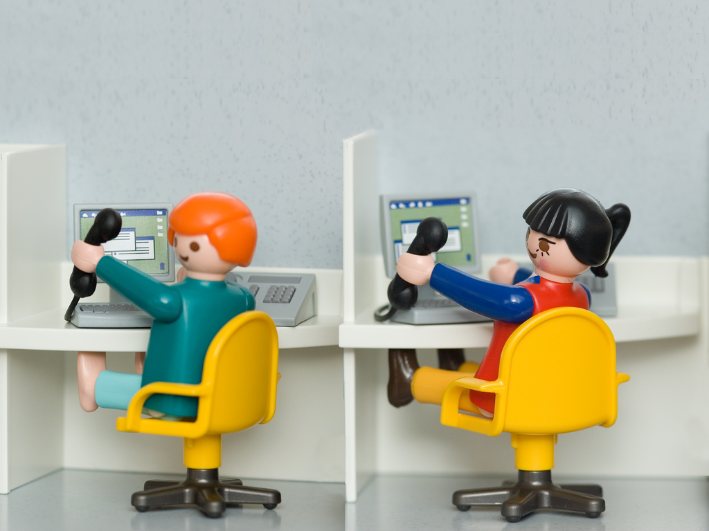 Zwei Playmobilfiguren mit Telefon und Computer